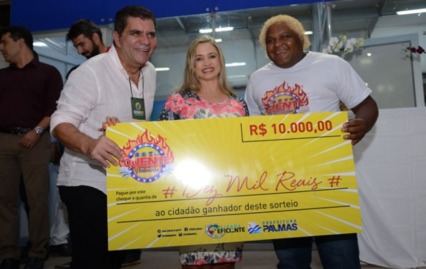Prefeito entrega prêmio de R$ 10 mil a moradora