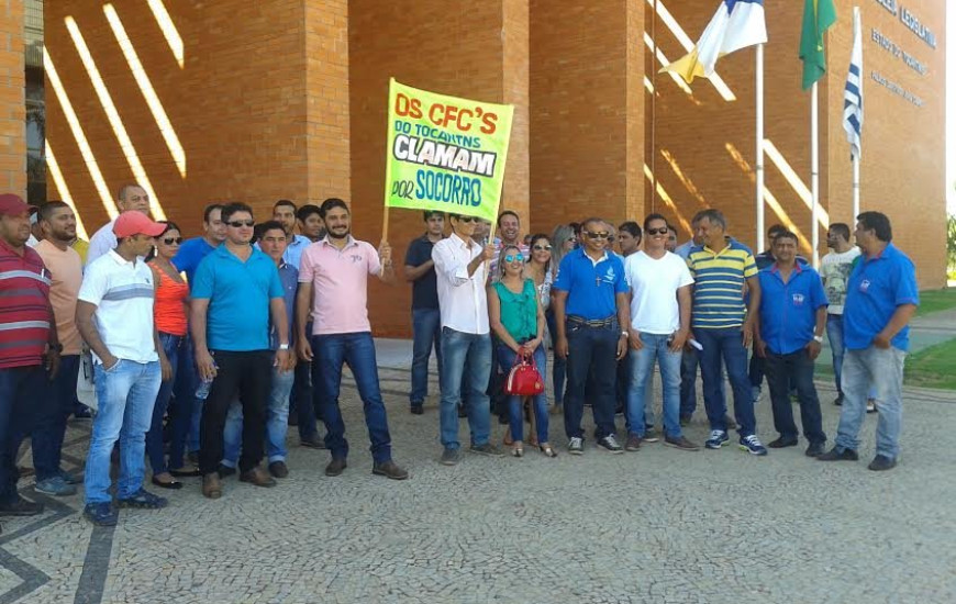 Manifestação começou na frente da AL, em Palmas