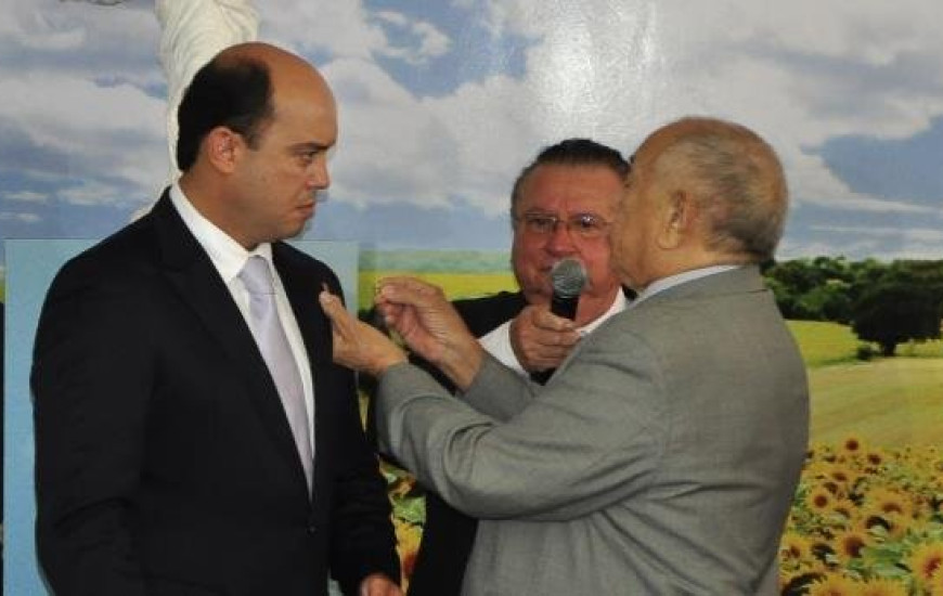 Siqueira põe girassol de ouro no paletó de Sandova