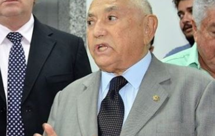 Ex-governador, candidato ao Senado, é internado