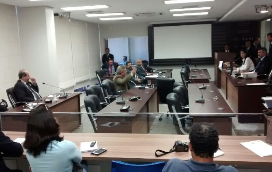 Deputados discutem parecer de Iderval na CCJ