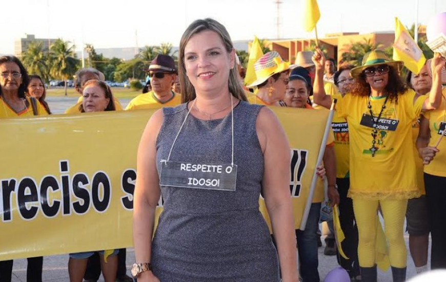 Claudia Lelis recebe participantes