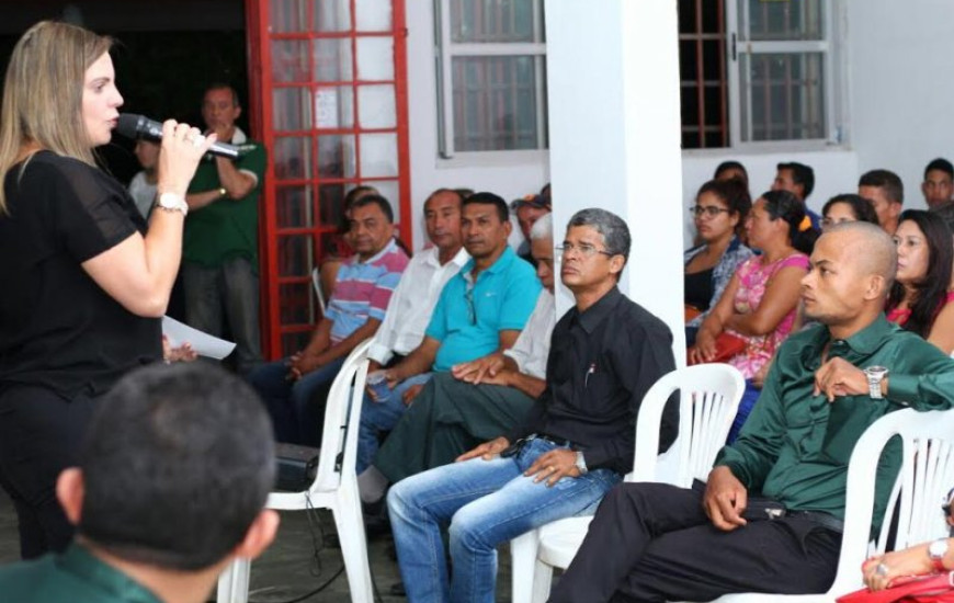 Cláudia se reúne com comunidade evangélica