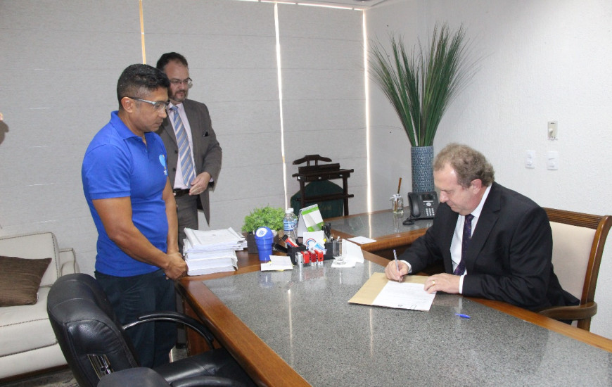 Mauro Carlesse é notificado a ocupar cargo de governador