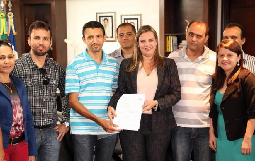 Claudia Lelis anuncia doação