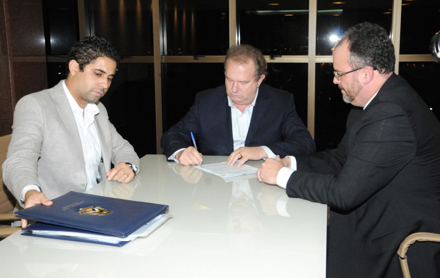 Carlesse assina decreto para contenção de despesas