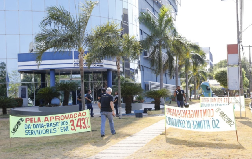 Servidores protestaram antes do reajuste