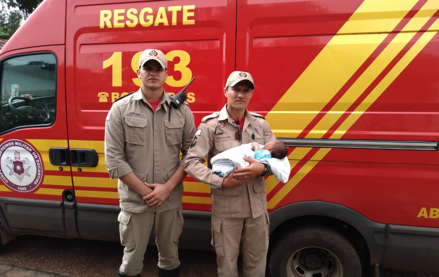 Equipe foi até a residência da família para conhecer a criança