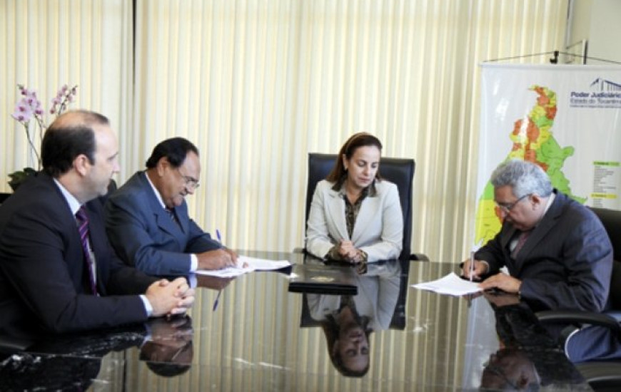 Convênio sendo assinado