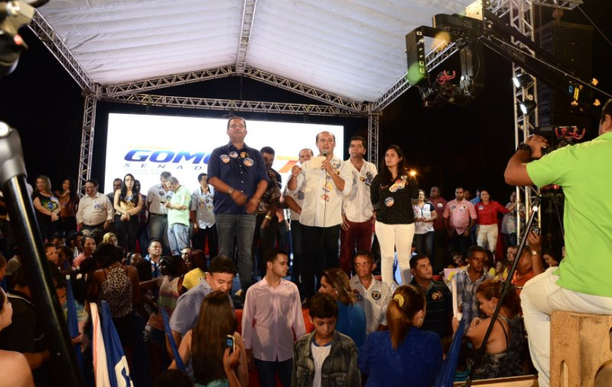 Sandoval durante comício nas Arnos