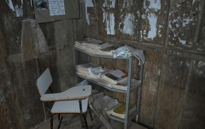 Salas de aula são feitas de tábua