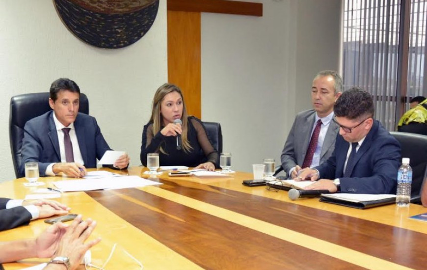 Deputada participa de debate