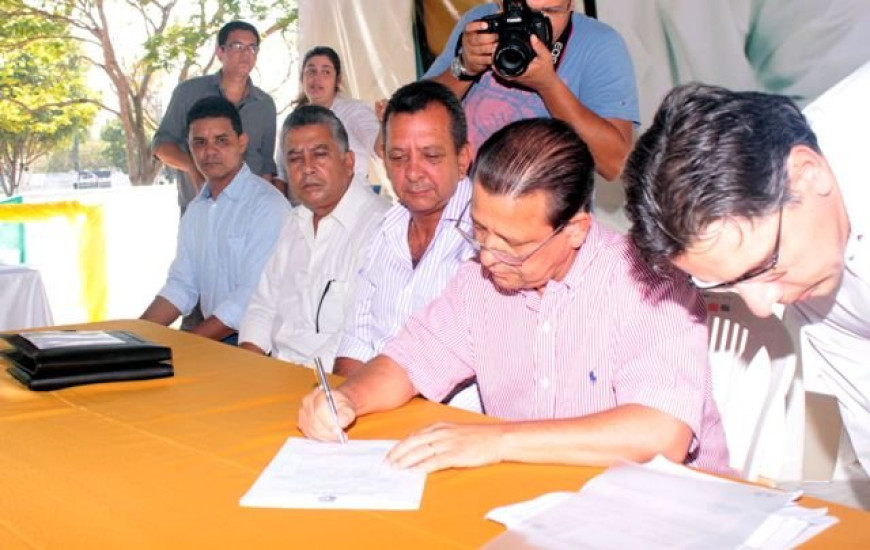 Prefeito assina ordens de serviço