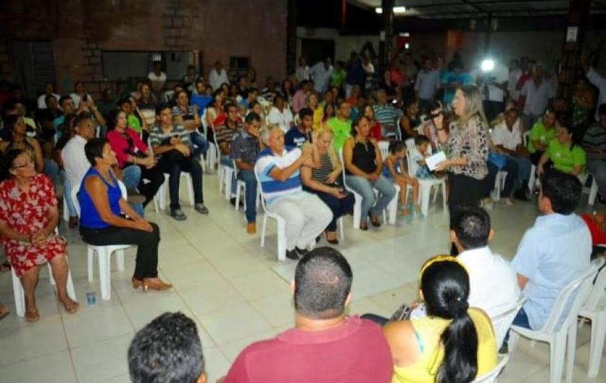 Cláudia Lelis ouve moradores do Aureny III