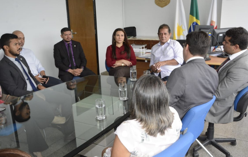 Secretário executivo da SSO a recebe presidente da OAB/TO e mãe de vítima