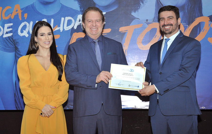Governador recebe certificado de Menção Honrosa