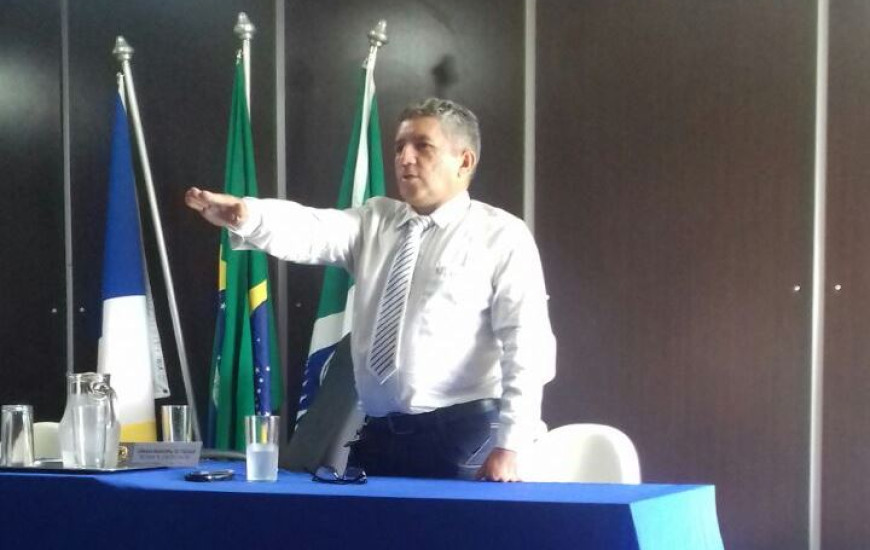 Novo prefeiro assume comando da cidade