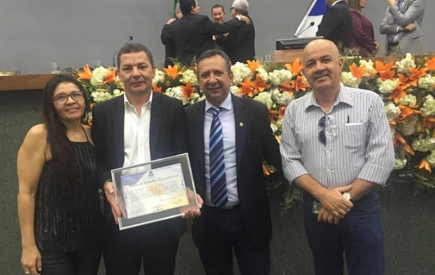 Toinho Andrade entrega título à Radialista