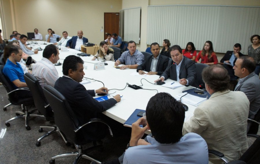 Secretários em reunião com sindicatos