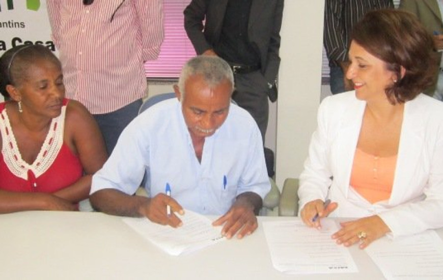 Kátia e família assinaram contratos
