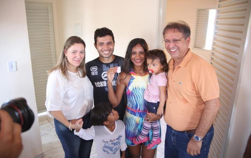 Miranda e Dulce entregam casas a famílias