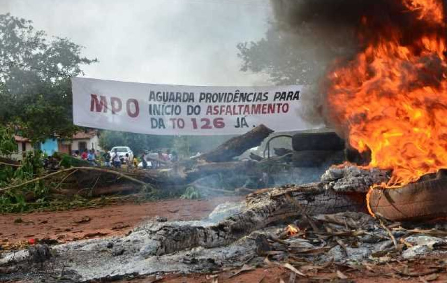 Manifestantes bloqueiam rodovia