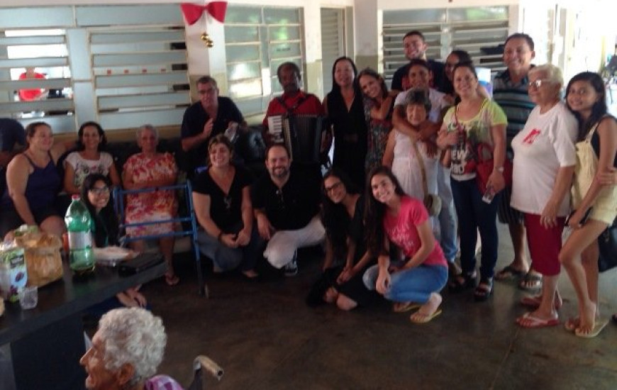 Jornalistas entregam doações ao Abrigo