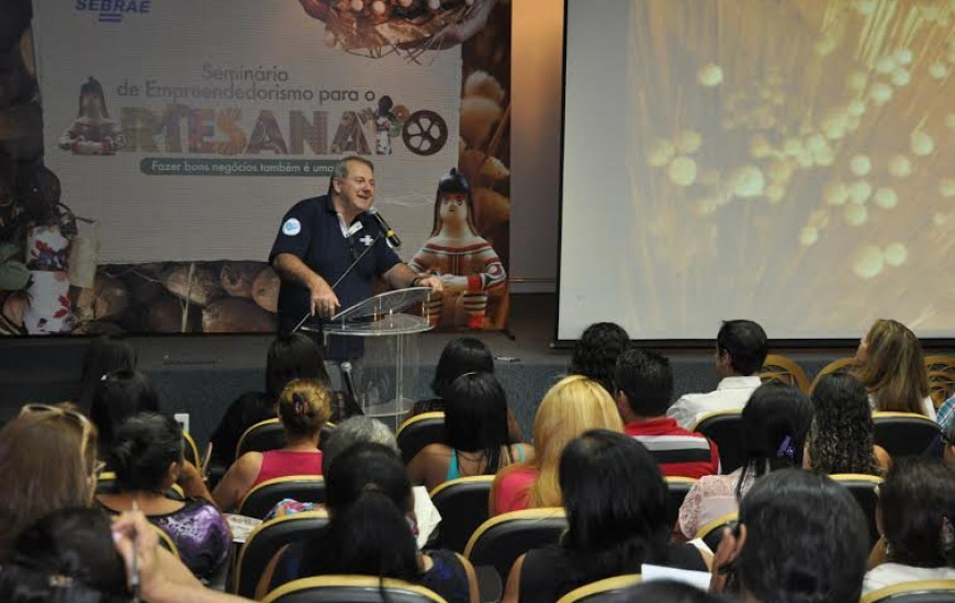 Hennemann fala aos artesãos em evento