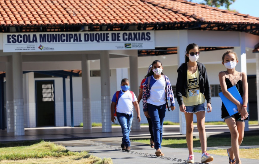 Estudantes da rede municipal continuam assistindo às aulas pelo sistema remoto