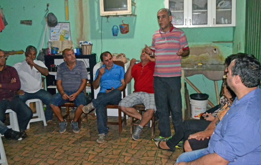 Zé Roberto durante reunião com moradores em Palmas