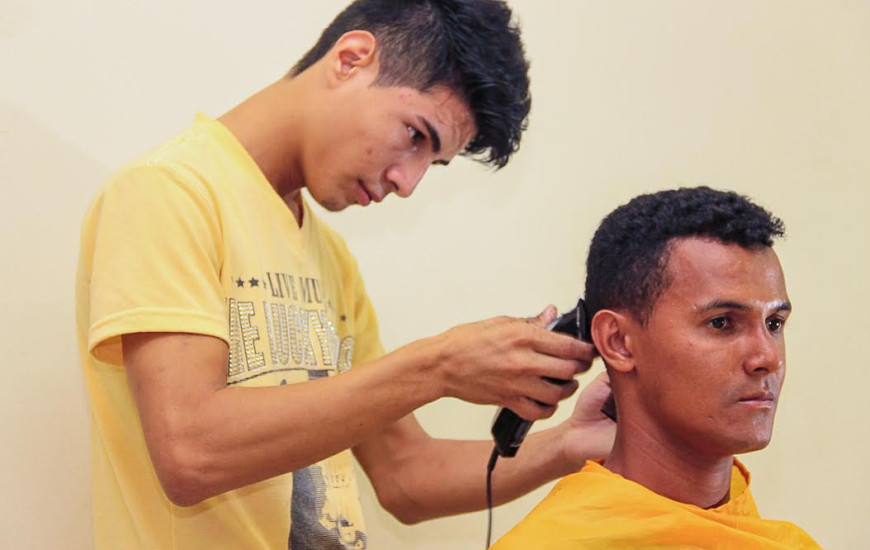 Corte de cabelo é realizado de graça na Afeto