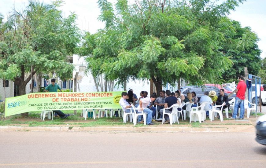 Servidores paralisados em frente ao Ruraltins