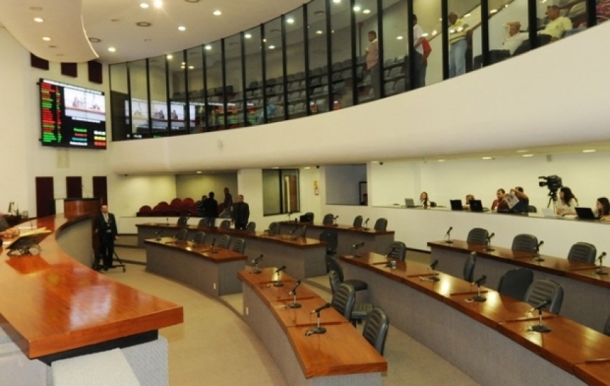 De 24 deputados, 13 deverão se ausentar para participarem do evento