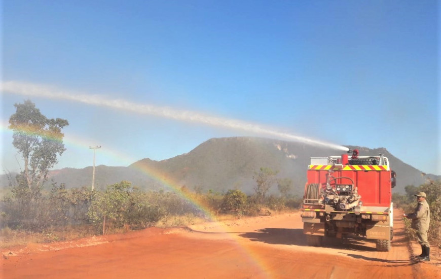 Caminhão italiano para controle de chamas.