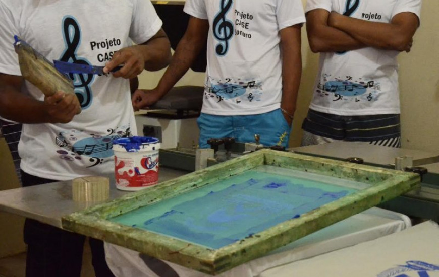 Adolescentes do Case recebem curso de Serigrafia