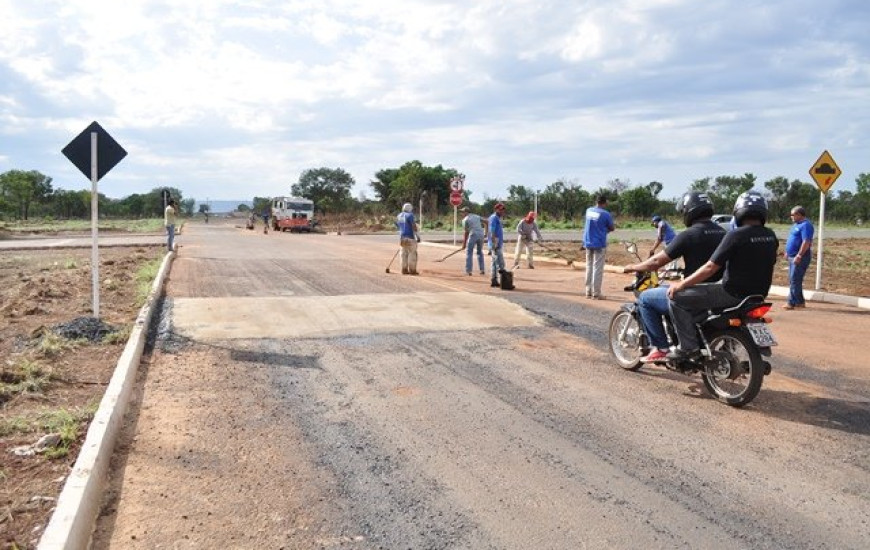Prefeitura constrói lombada em cruzamento