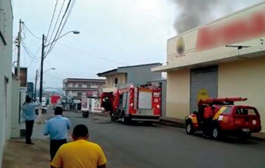 Bombeiros combatem incêndio