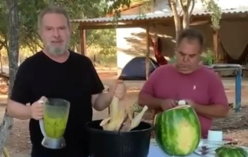 Carlesse ensina a fazer frango na melancia