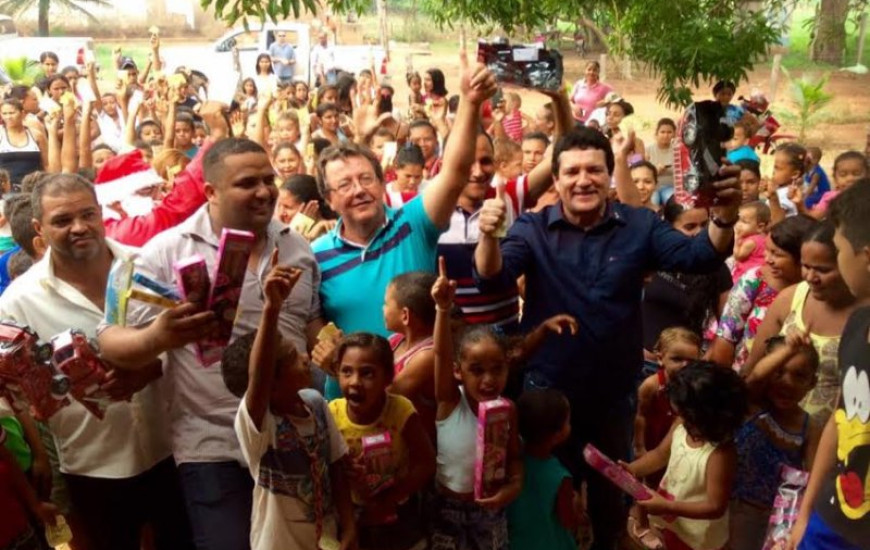 Vilmar e Damaso entregam brinquedos a crianças