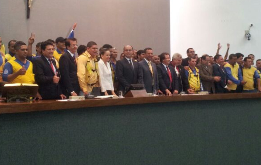 Mototaxistas com deputados no Plenário da AL