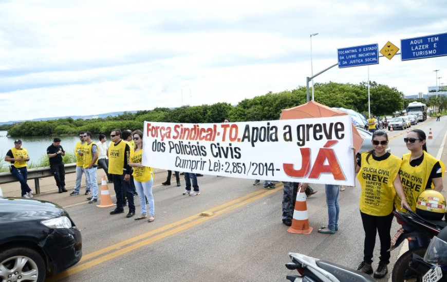 Policiais bloquearam a ponte FHC esta manhã