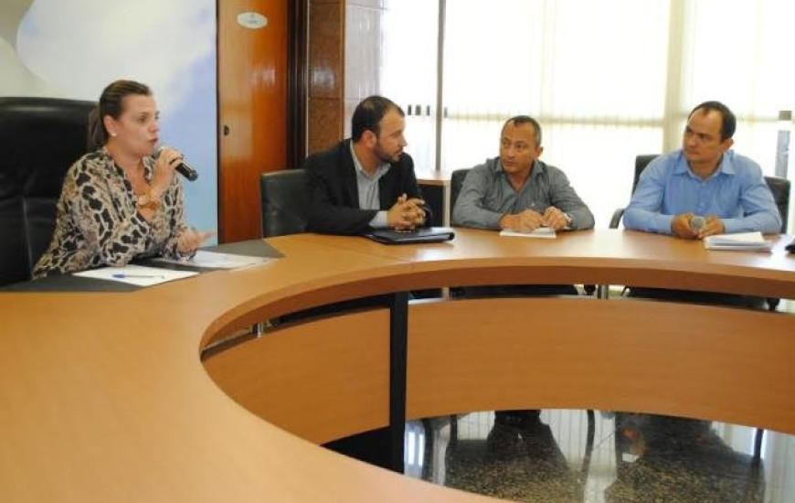 Claudia Lelis recebe moradores de povoado