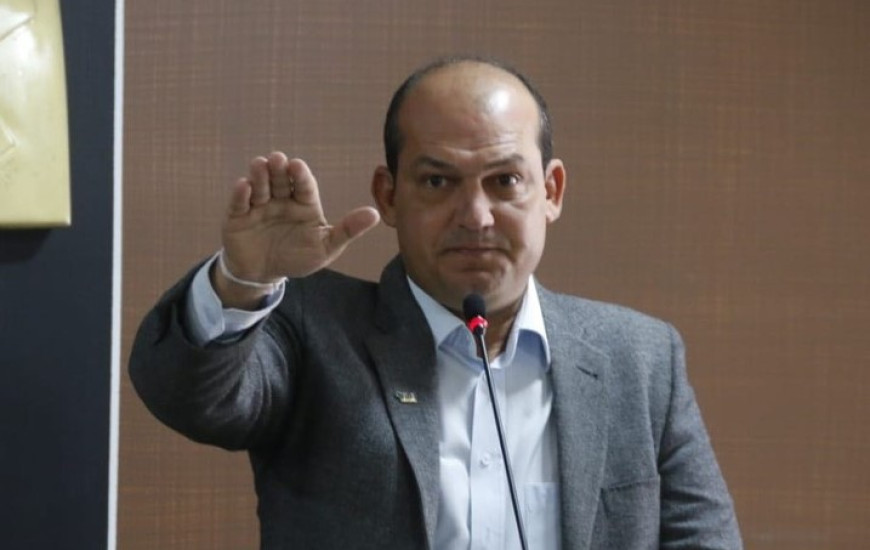 Vice é empossado por vereadores no cargo de prefeito