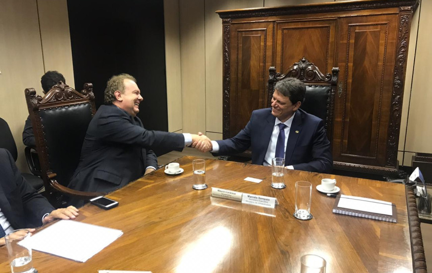 Carlesse durante audiência com o ministro da Infraestrutura, Tarcísio Gomes