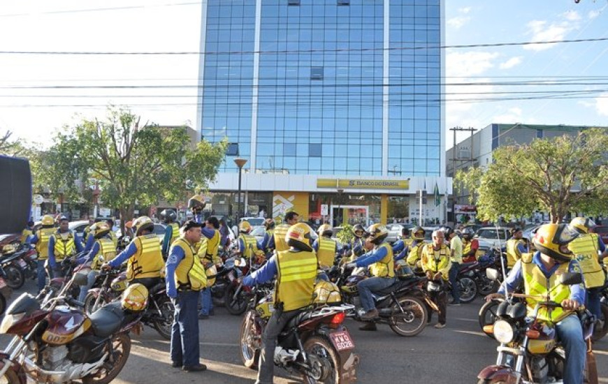 Mototaxistas bloqueiam a Avenida Jk