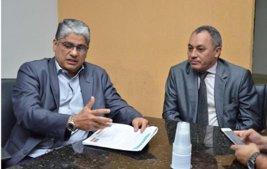 Sobrinho e Marilon conversam sobre a lei.