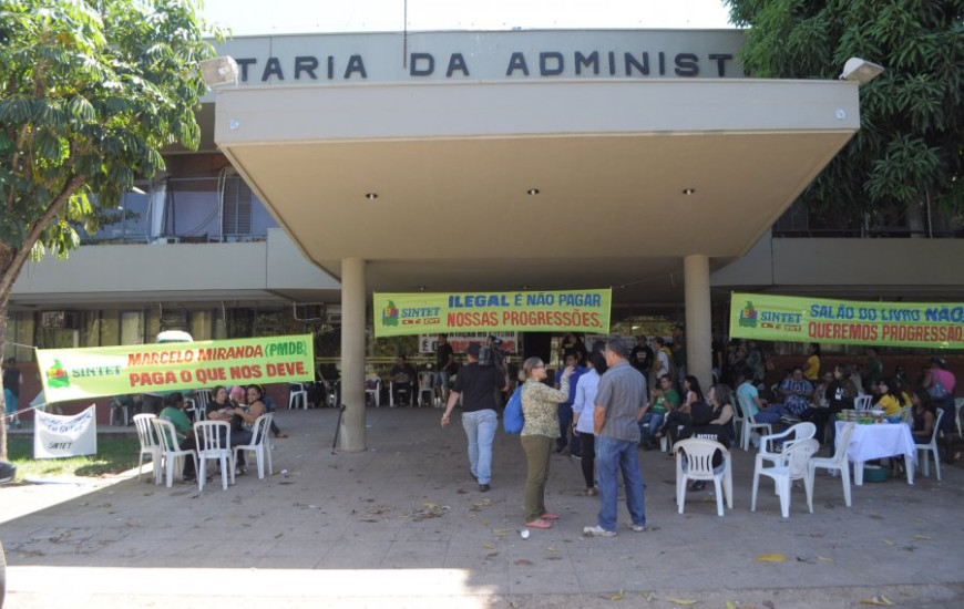 Servidores estão acampados há dois dias
