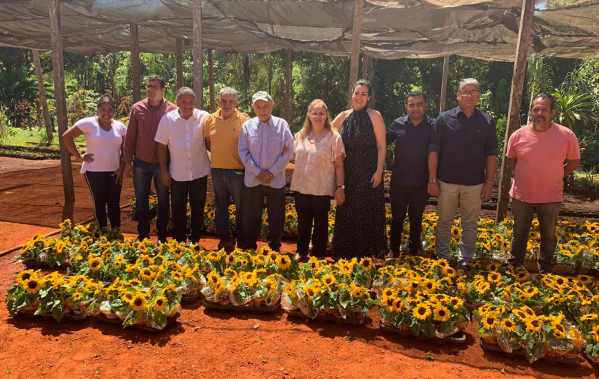 Senador e sua esposa, Mariluce conheceram viveiro de mudas.