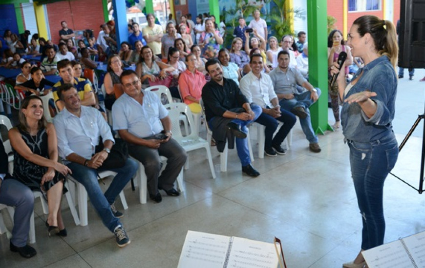 Prefeita anuncia mais melhorias a escola