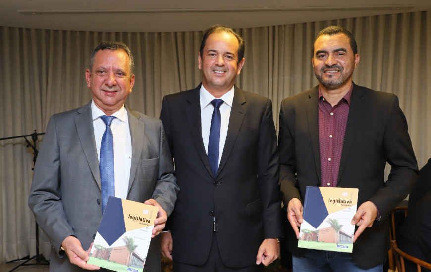  Antônio e Wanderlei receberam o documento das mãos do presidente da FIETO